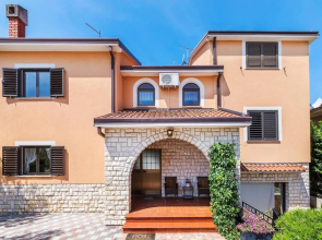 Awesome Home in Umag With 4 Bedrooms, Jacuzzi and Wifi