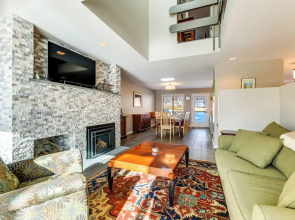 Shuttle to Slopes: Mtn Condo < 1 Mi to Sugarbush