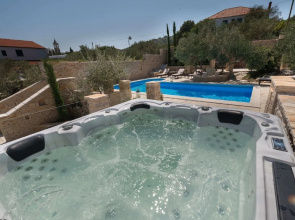 Modish Apartment in Murter with Hot Tub