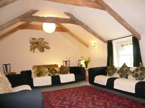 Rustic Cottage w/ hot tub in Treburgett, Cornwall