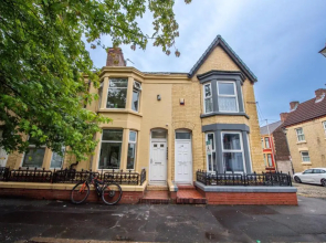 Oyo Five Seasons - Liverpool City L7