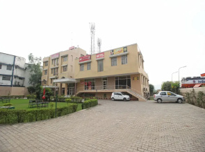 OYO 6977 Hotel Clarks