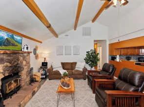 Bear Cub Cottage with HotTub & Firepit