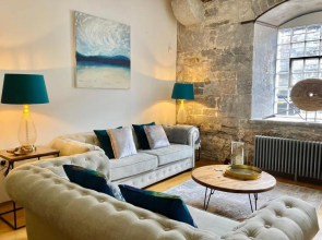 ROYAL WILLIAM YARD - Stylish THE BRUCE - choose either a FAMILY APARTMENT WITH KING BEDROOM, TRIPLE BUNK ROOM & SOFA BED IN LOUNGE - or a SMALL FAMILY STUDIO WITH TWIN BEDS OVER KING BED - connecting lobby BOOK BOTH For LARGER GROUPS - FREE PARKING!!!