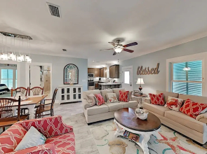 Stylish Beach W/ 2 Pools & Screened Deck 3 Bedroom Cottage