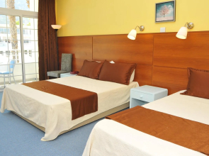 LA Hotel & Resort