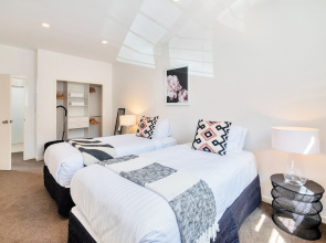 Spacious 2 Bedroom Newmarket Apartment W Carpark