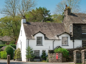 Vintage Holiday Home at Clappersgate District With Fireplace