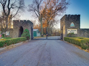Near Shangri-la: Lake-view Monkey Island Home!