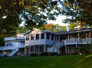 Anchor Inn on The Lake Bed and Breakfast