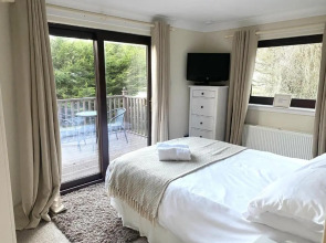Stunning 4-bedroom Cabin With Hot Tub in Beattock!
