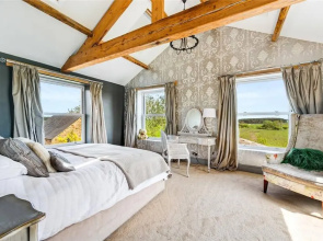 Meagill Farmhouse-hot tub Country