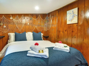 Hot Tub & Kayaks: Dog-friendly House in Yarmouth