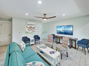 Walk To Beach! Modern Getaway With New Full Kitchen - 2 Bedroom Apts