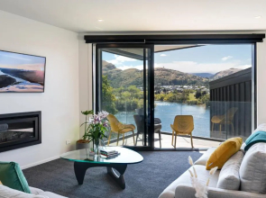 Homestead Retreat - 2 Bedroom - Lake View