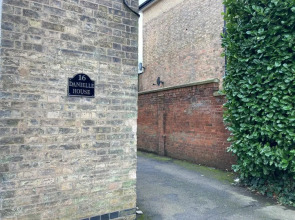 CV225AA Ground-Floor Flat Near Rugby School Self Check-in
