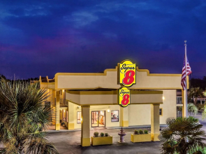 Super 8 Stockbridge