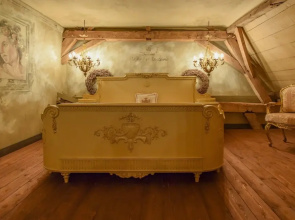 Posh Holiday Home in Alphen with Hot Tub