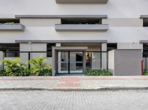 Estadia completa com piscina a 400m da Praia da Armação \- SKL