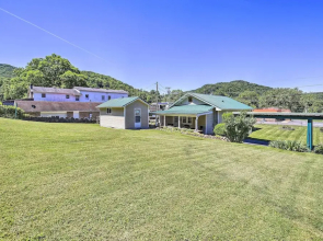 Cozy Damascus Cottage w/ Porch & Trail Access!