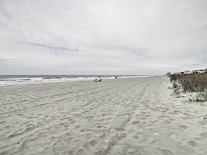 Couples Retreat w/ Balcony in Surfside Beach!