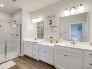 Townhome at Laurel Park: Modern & Spacious Getaway