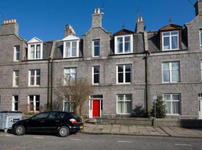 Cosy 2 Bedroom Central Apartment - Free Parking, Free WiFi