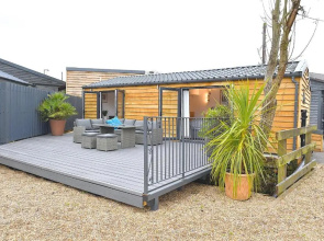 Cheerful 1BD Cottage With Parking Nr Guildford