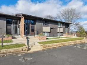 Elegant 4-season Lake Geneva Condo w/ Fireplace!