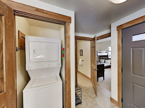 Slopeside : Hot Tub, Walk To Lifts & Village! 2 Bedroom Condo