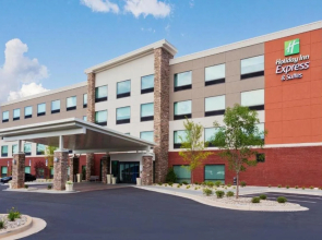 Holiday Inn Express & Suites Fayetteville by IHG