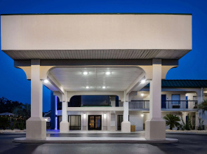 Days Inn & Suites by Wyndham Savannah Midtown