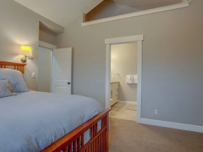 Spacious Five Peaks Home with Soaking Tub and BBQ by RedAwning