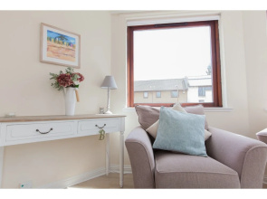Bright 2BR Flat for 6 Near Morningside W/parking