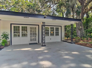 Elegant Savannah Hideaway w/ Private Garden