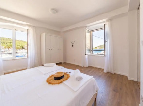Central Seaside Residence