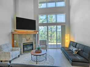 Bright Klamath Falls Townhome w/ Resort Perks