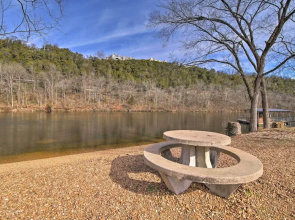 Rustic Hollister Cabin - 5 Mi to Downtown Branson