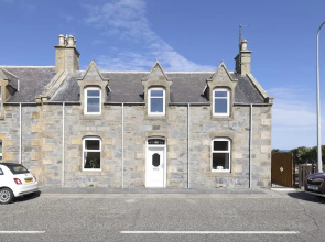JOIVY Aurora House - 4 Bed With Hot Tub And Sea View