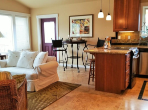 Silver Beach Lakeside Suite - One Bedroom Apartment