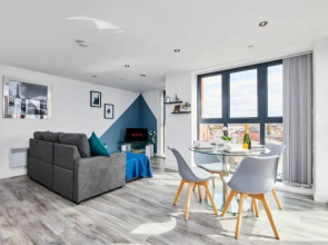 Stylish 2 bed Apt with Free parking, close to CC