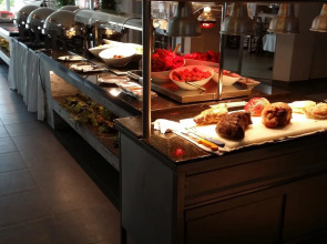 Mackenzie Beach Hotel & Apartments