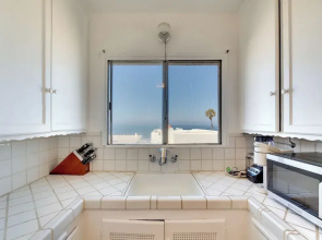Sunny Manhattan Beach Apt w/ Vibrant Ocean Views