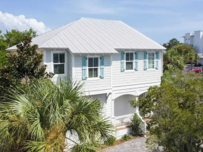Dunn Inn 2 by Avantstay Walk to Beach, Pool Access, Sleeps 17!