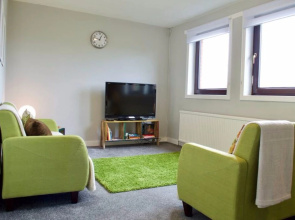 3 Bedroom Flat With Free Parking Sleeps 6
