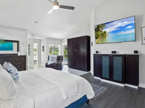 Luxury Heated Pool Home on Saltwater Canal w Tiki