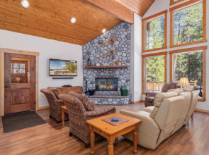 Getaway Moose 3 Bedroom Home by NW Comfy Cabins by RedAwning
