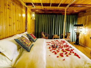 Xijiang Huayin Holiday Hotel