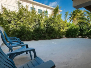 1 Beautiful 4 Bed 3 Bath Pool Home w Free Dock