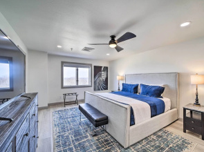 Balcony & Lake View: Modern Condo in Monkey Island